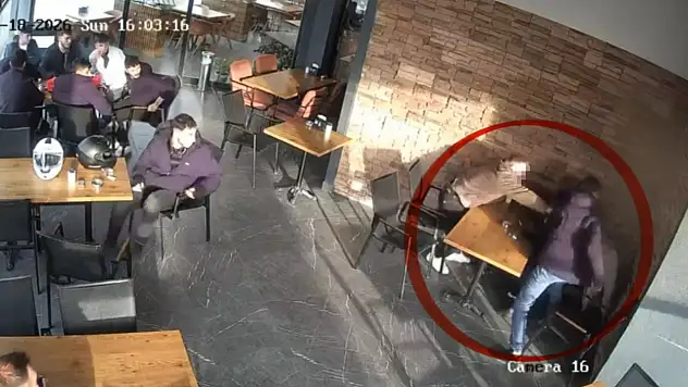 Pastanede dehşet! 16 yaşındaki çocuk bıçakla saldırdı: 2 yaralı