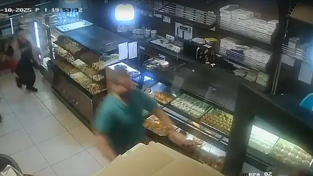Pastaneye bıçakla daldı, müşterileri kovaladı!