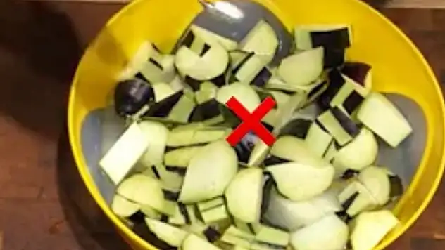 Patlıcanın kararmasını önleyen tüyo Altın sarısı gibi parlıyor.