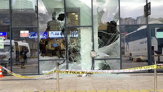 Perona yanaşan otobüs kontrolden çıktı: 13 yaşındaki çocuk yaralandı