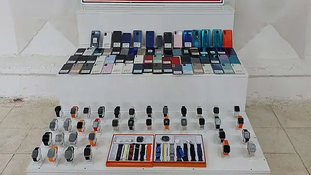 Piyasa değeri 1 milyon TL olan 64 kaçak telefon ele geçirildi