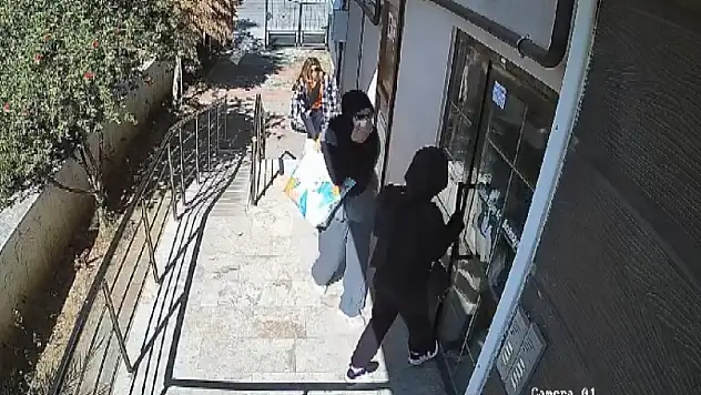 Plastik şişe ile kapıları açıp evleri soyan hırsızlar yakalandı