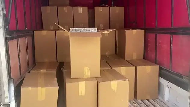 Polis açtı, Kutulardan servet çıktı: Sürücünün savunması pes dedirtti