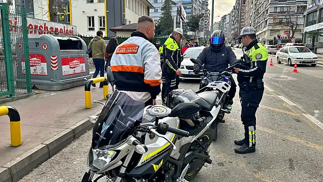Polis ekipleri acımadı! Abartı egzoz ve motosiklet kullananlara cezayı kesti!