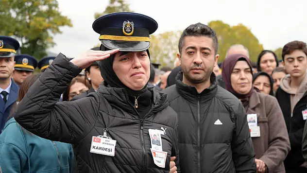 Polis kız kardeş, şehit ağabeyinin şapkasını takıp son vedayı yaptı