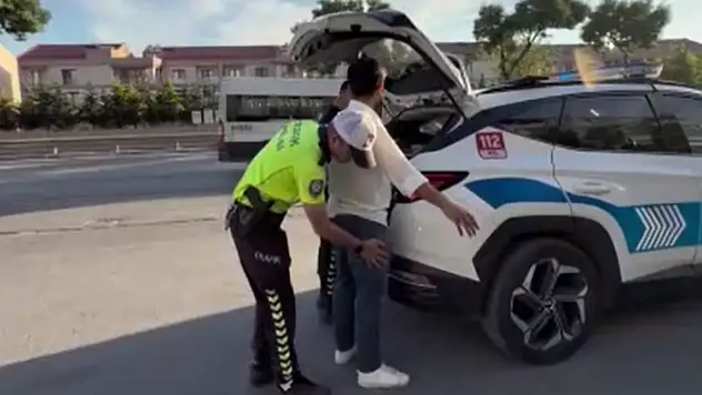 Polisi görünce aracını bırakıp kaçtı!