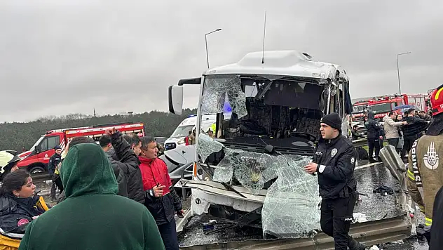 Polisleri taşıyan servis aracı kaza yaptı: 1 polisimiz şehit, 16 polis yaralı