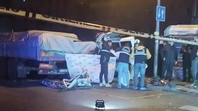 Polisten kaçarken TIR'a çarptı: 1 ölü!