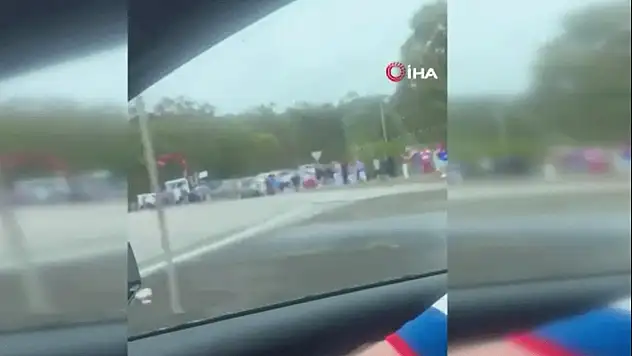 Ragbi taraftarlarının arasına otomobil daldı: Çok sayıda yaralı var
