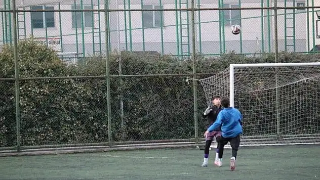 Rakip kaleciyle çarpışan genç futbolcunun böbreği parçalandı