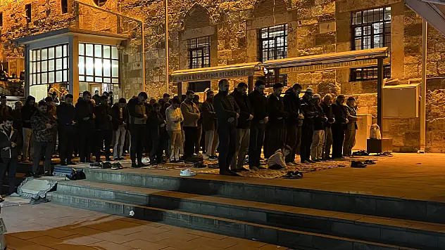 Ramazan ayının son teravihinde Konya'da camiler doldu taştı