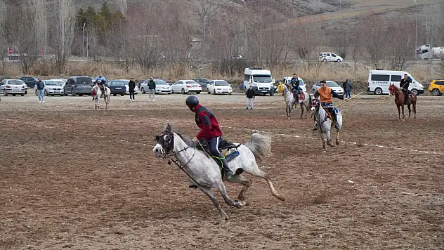 Ramazan Bayramı'na ata sporu ciritle veda edildi