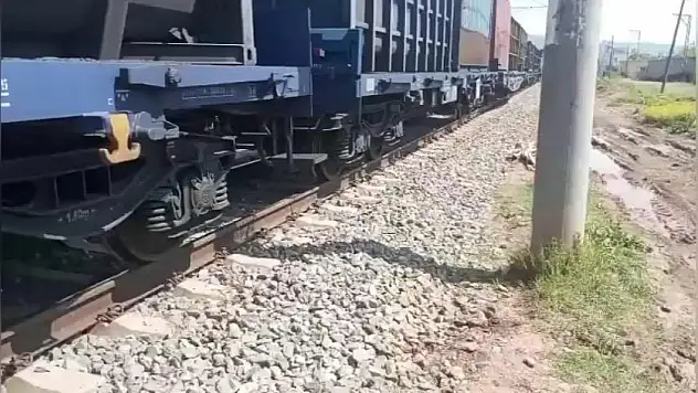 Raylarda tehlikeli an: Yük treninin çarptığı kişi yaralandı