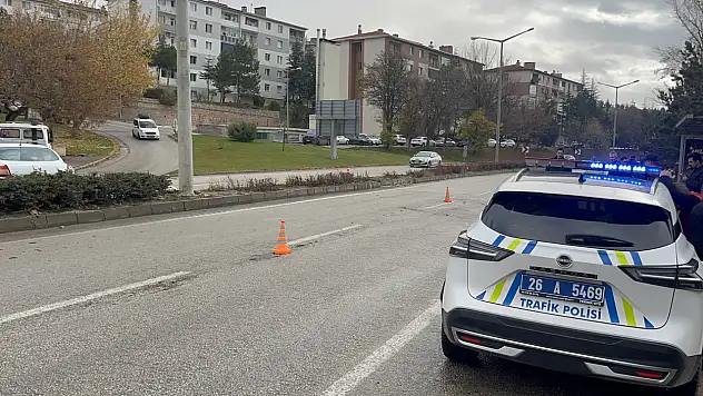 Refüjde bekleyen yayalara peş peşe araba çarptı! 1 ölü, 1 yaralı