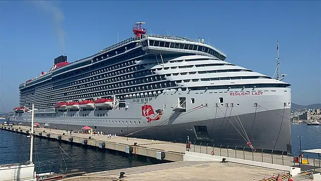 Resilient Lady' Kruvaziyeri 2 Bin 612 Yolcuyla Bodrum'a demir attı