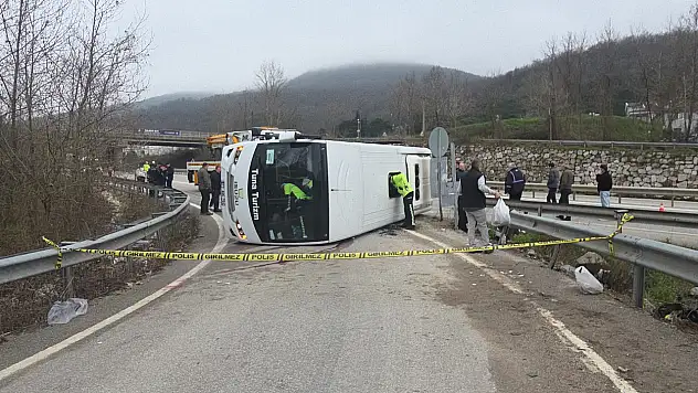 Sabah mesaisine giden işçileri taşıyan midibüs yan yattı: 1 ölü, 20 yaralı