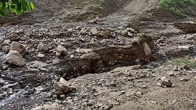 Sağanak sonrası köy yolu çöktü