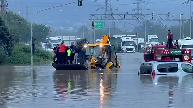 Sağanak yağış eğitimi vurdu: Okullar tatil edildi!