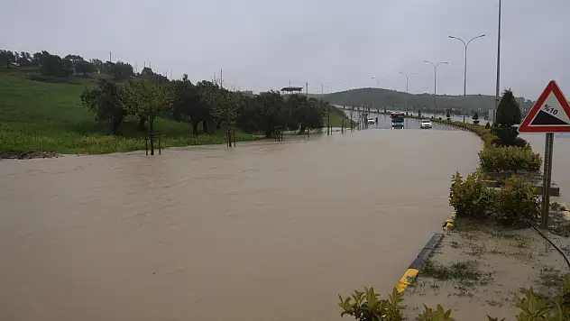 Sağanak yağış eğitimi vurdu: Okullar tatil edildi!