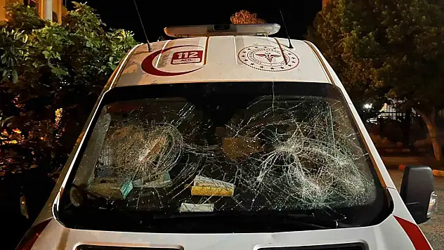 Sağlık çalışanlarına kürekli saldırı