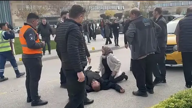 Sağlık kontrolü için gittiği hastanenin önünde araba çarptı