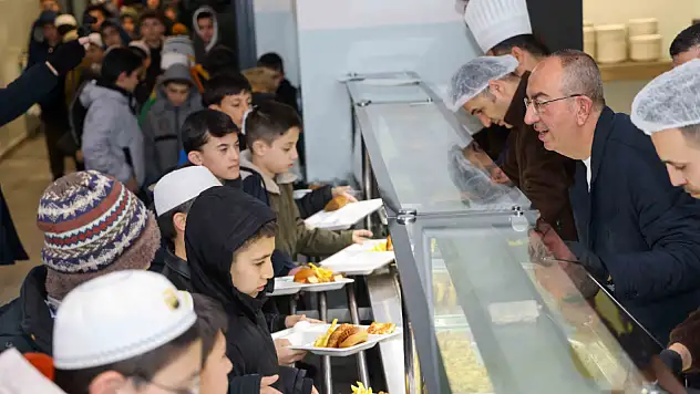 Sahur sofrasında manevi buluşma: Başkan Kavuş hafız adaylarıyla bir arada