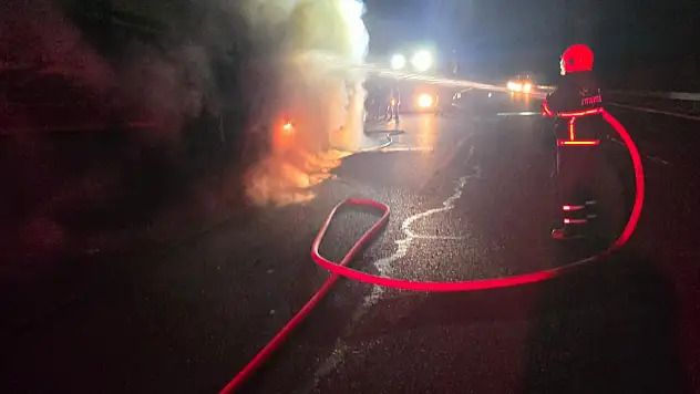 Salça yüklü TIR alev alev yandı