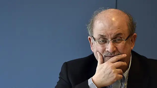 Salman Rüşdi bıçaklı saldırıya uğradı