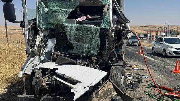 Saman yüklü kamyona araç çarptı bir kişi hayatını kaybetti