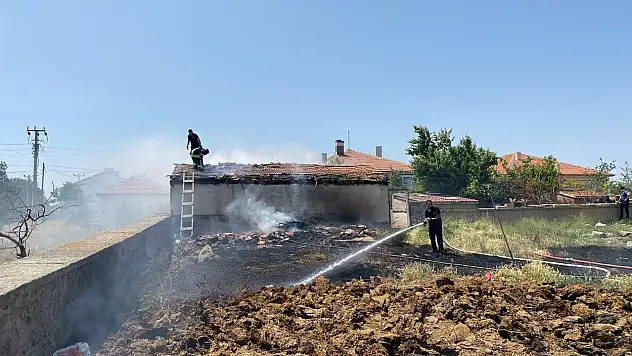 Samanlık yangını itfaiye tarafından söndürüldü