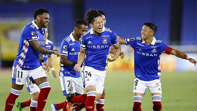 Şampiyon Yokohama Marinos