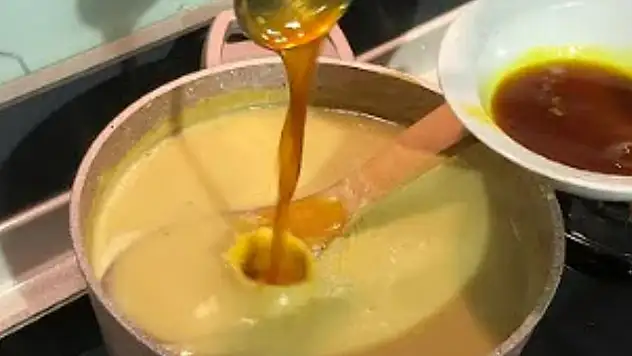 Sanayi usulü mercimek çorbası. Altın sarısı oluyor, yiyen bi' tabak daha istiyor…