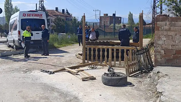 Saniyelerle kurtuldular:  Kontrolden çıkan minibüs dehşet saçtı