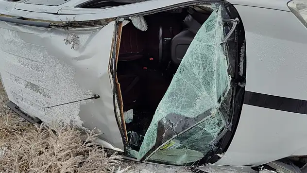 Şarampole yuvarlanan kamyonette bulunan 2 kişi şans eseri kurtuldu!