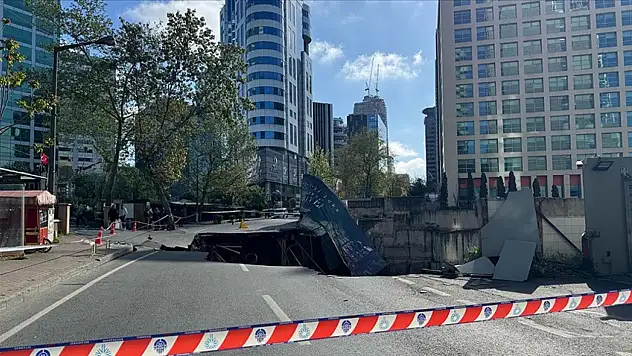 Sarıyer Maslak'ta yol çöktü!