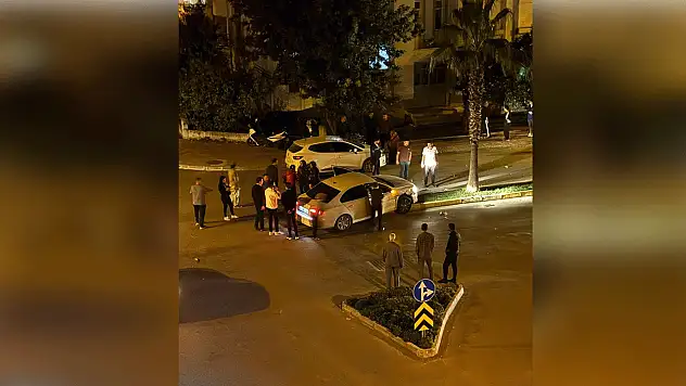 Savrulan otomobil direği devirdi: 3 yaralı