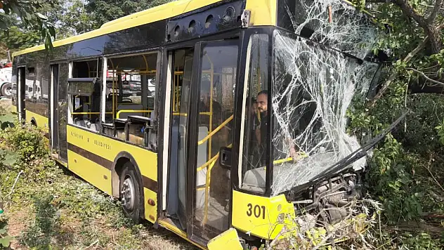 Şehir içi otobüs arıza yapan kamyonete çarptı: 21 yaralı