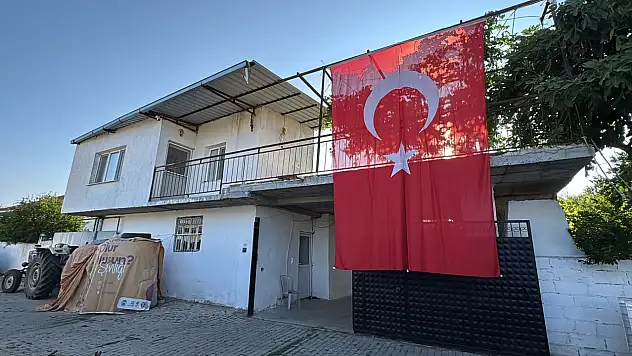 Şehit polis memurunun babaevine Türk bayrağı asıldı