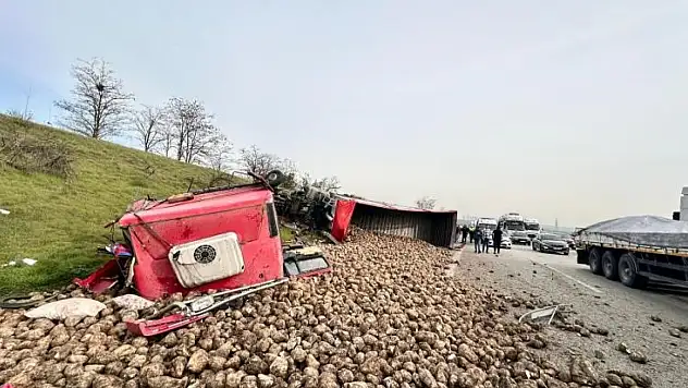 Şeker pancarı yüklü TIR'ın çarptığı hafif ticari aracın sürücüsünden acı haber