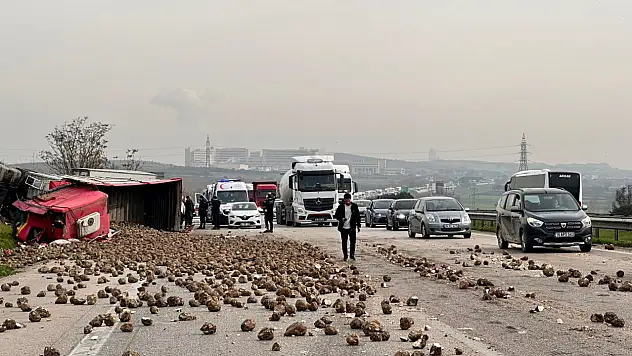 Şeker pancarı yüklü TIR ortalığı birbirine kattı! 1'i ağır 5 yaralı