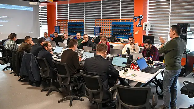 Selçuklu'da öğretmenlere uygulamalı yapay zekâ eğitimi başladı