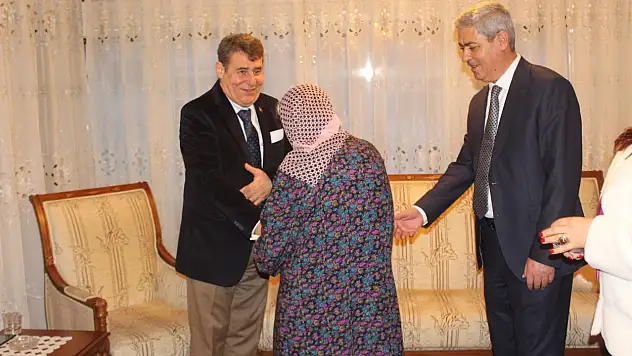 Selçuklu Protokolü'nden 88 yaşındaki emekli Öğretmen Güler Atsüren'i duygulandıran ziyaret