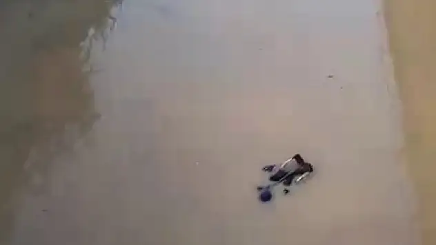 Selde boğulmak üzere olan kadın son anda kurtarıldı: Nefes kesen anlar an be an kaydedildi!