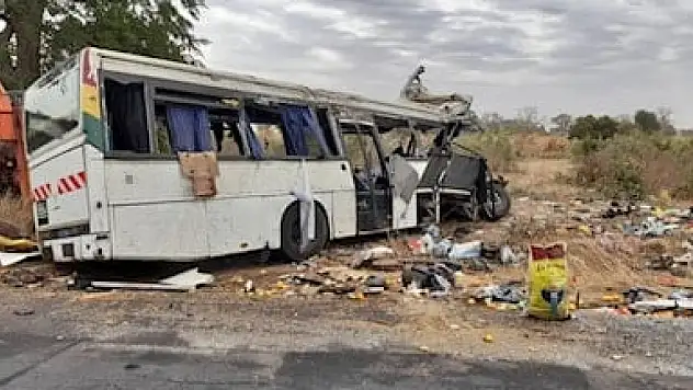 Senegal'de otobüs faciası
