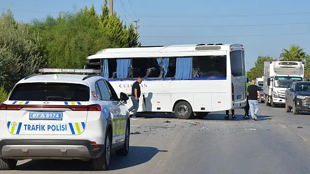 Servis aracı tur otobüsüne çarptı: 1'i ağır 6 yaralı