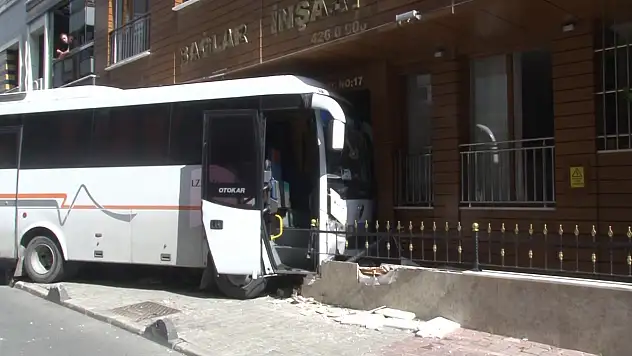 Servis minibüsü binaya çarptı