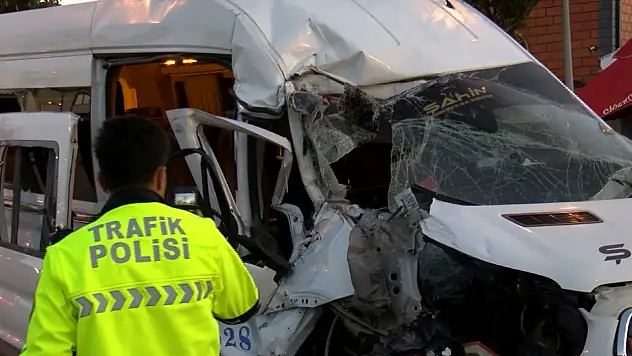Servis minibüsü hafriyat kamyonuna çarptı! 9 yaralı