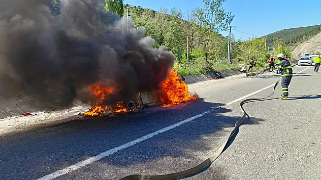 Seyir halindeki araç alev aldı, kül oldu