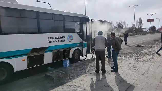 Seyir halindeki dolmuş yandı