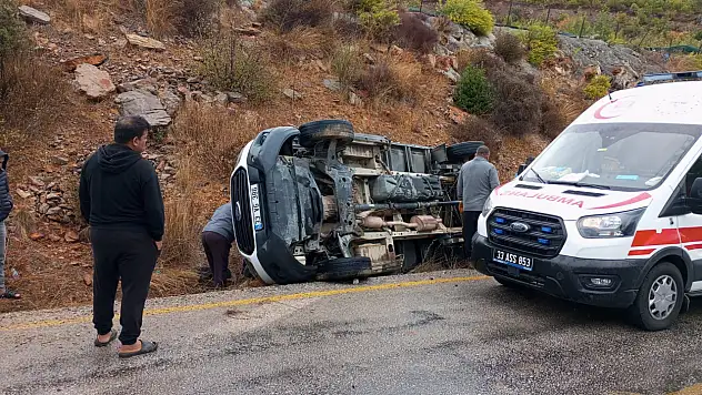 Seyir halindeki kamyonet devrildi: Katliam gibi kazada 3 yaralı!